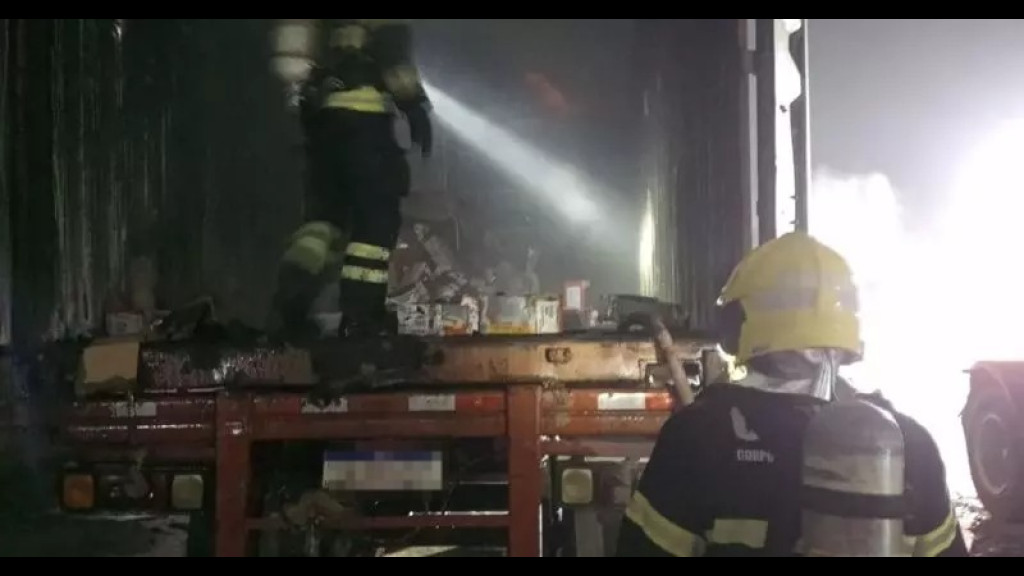Bombeiros combatem incêndio após caminhão pegar fogo na BR-470