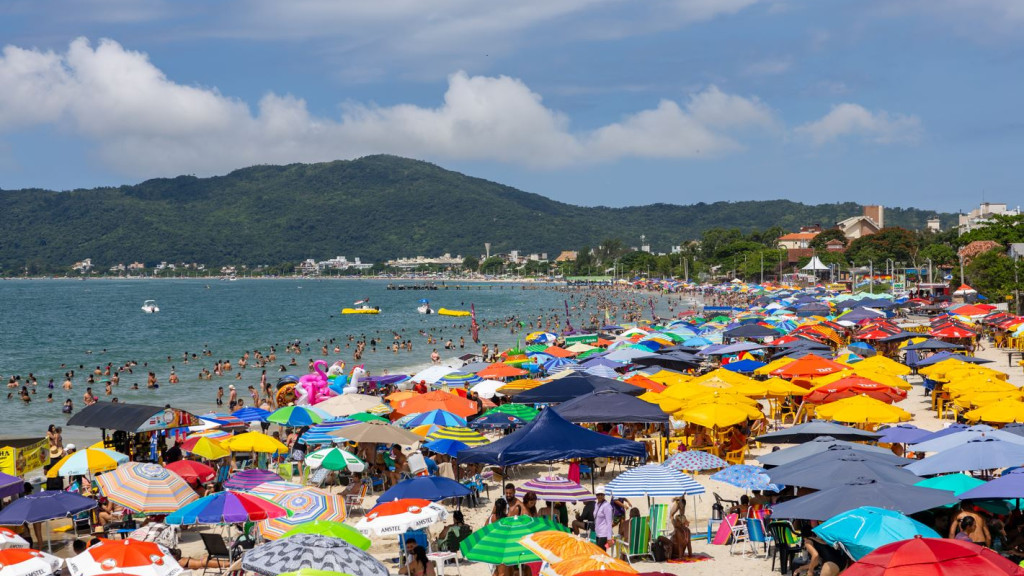 Euforia e calor: Santa Catarina promete carnaval quente com previsão de até 38ºC