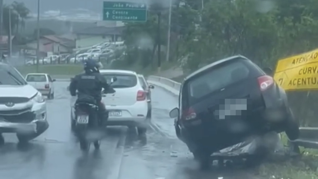 Acidente em Florianópolis: chuva e pista molhada causam lentidão na SC-401