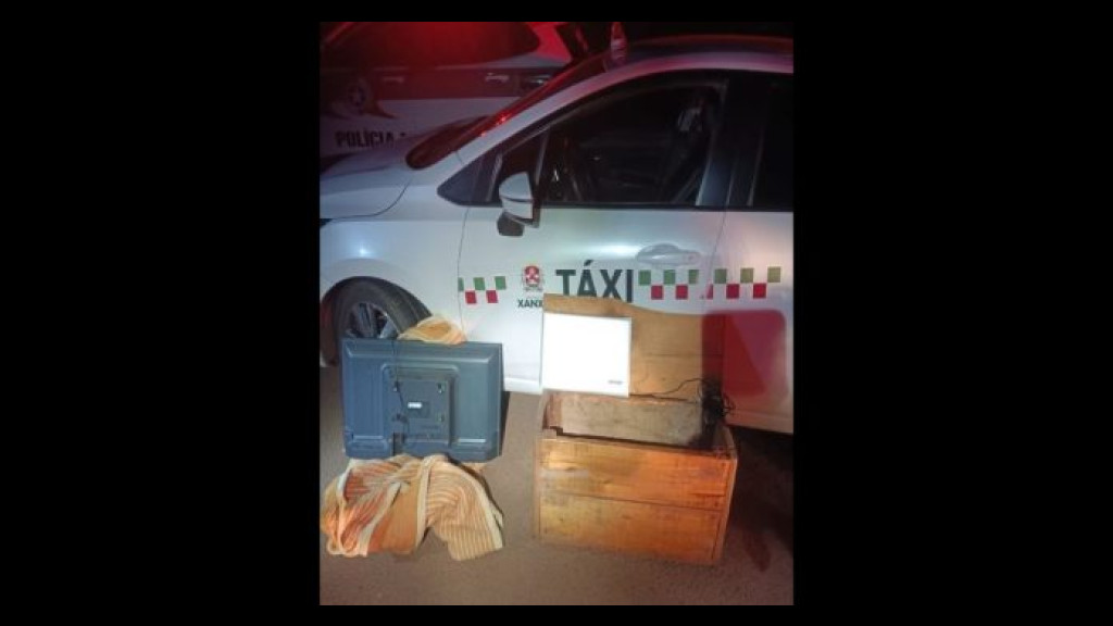 Ladrão é preso tentando transportar itens furtados em táxi