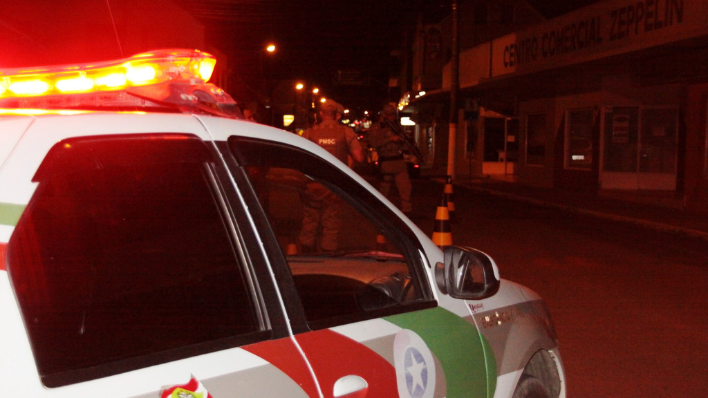 Fugitivos de presídio sequestram família em Itajaí; eles estavam armados com facas