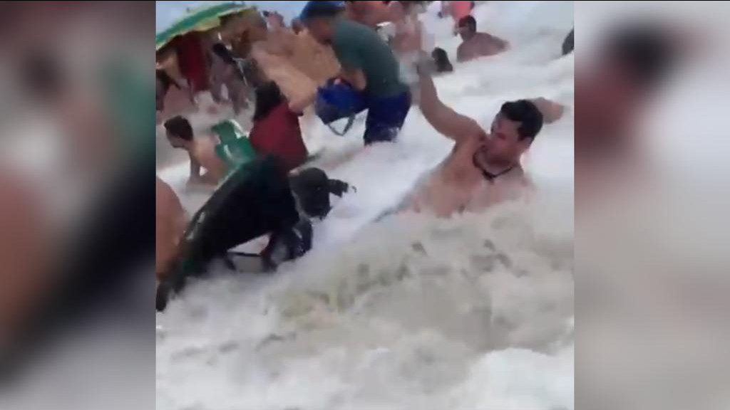 Pessoas na praia são surpreendidas com ressaca e o pior acontece: "onda levou tudo"