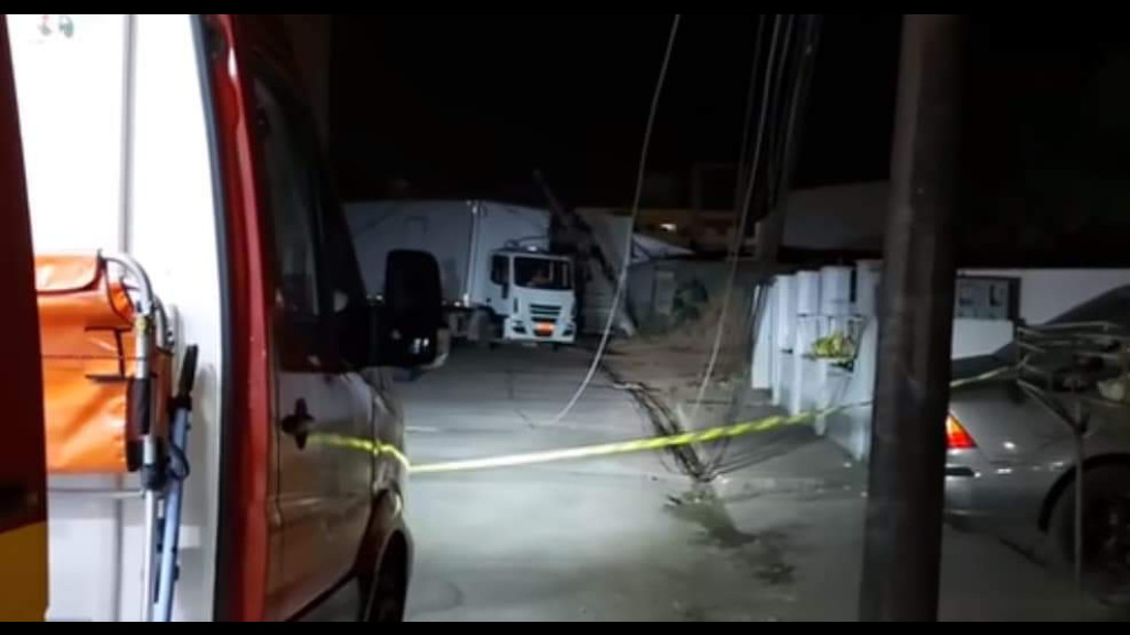 Ocupantes de caminhão ficam ilhados após enroscar em fios energizados em São João Batista
