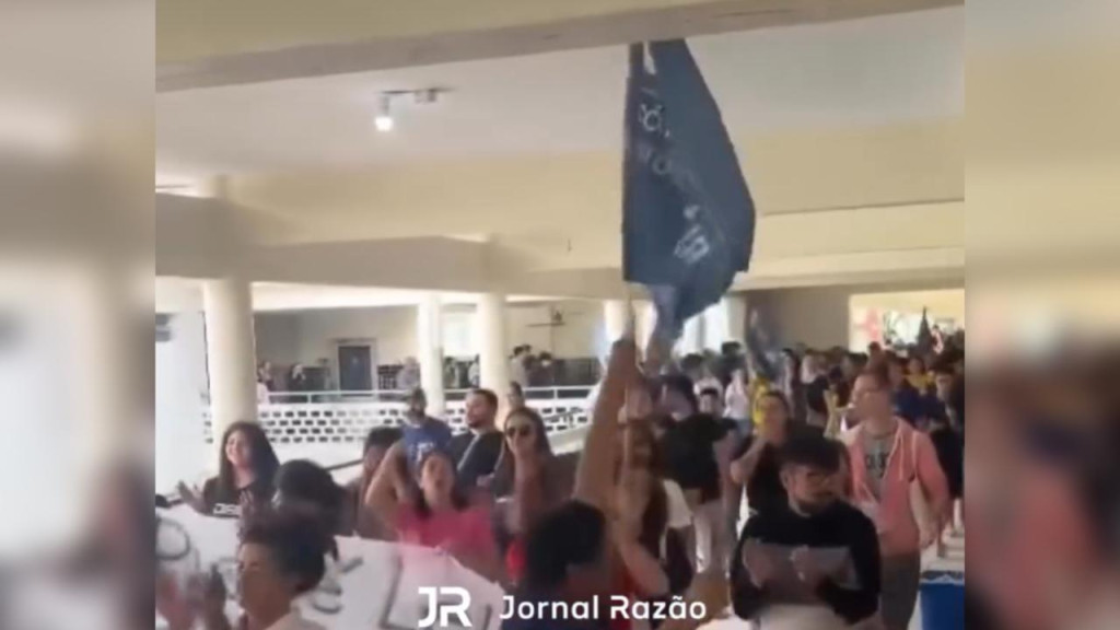 Professores invadem escolas de SC em protesto contra o governador
