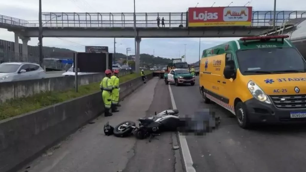 Motociclista morre após colisão com dois veículos na BR-101, em Biguaçu