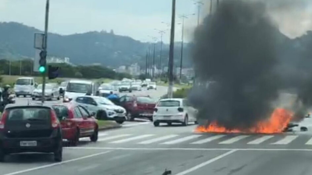 Moto pega fogo após bater contra veículo em Florianópolis