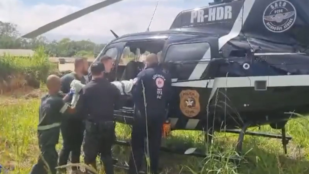 Trabalhadores caem de 10 metros de altura e mobiliza helicóptero do Saer