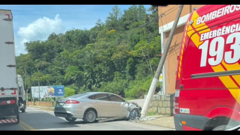 Idoso sofre mal súbito e colide carro contra poste em Brusque