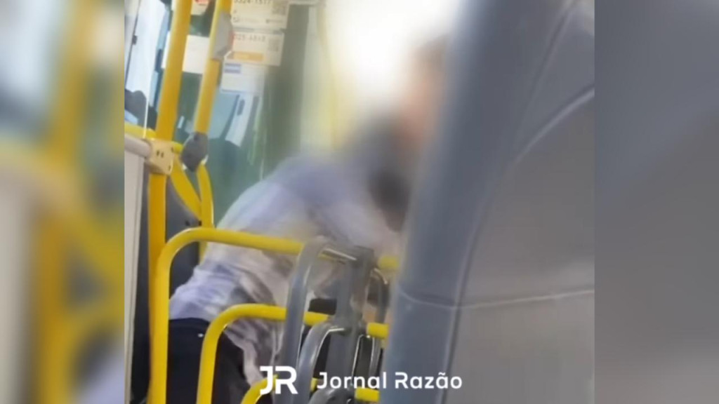 Rapaz xinga motorista de ônibus em Florianópolis e leva uma surra de passageiro