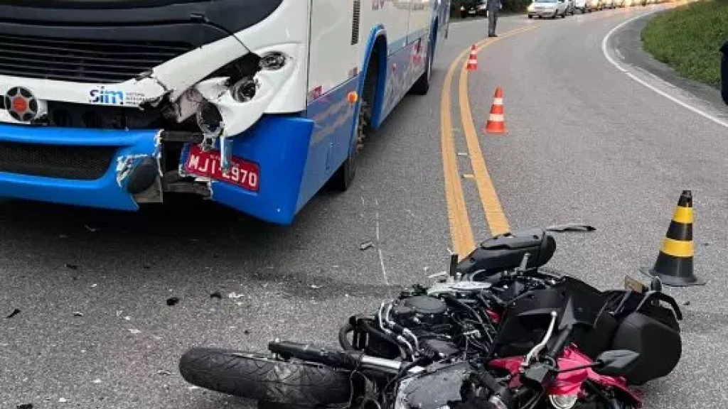 Motociclista morre após colisão frontal com ônibus em Florianópolis