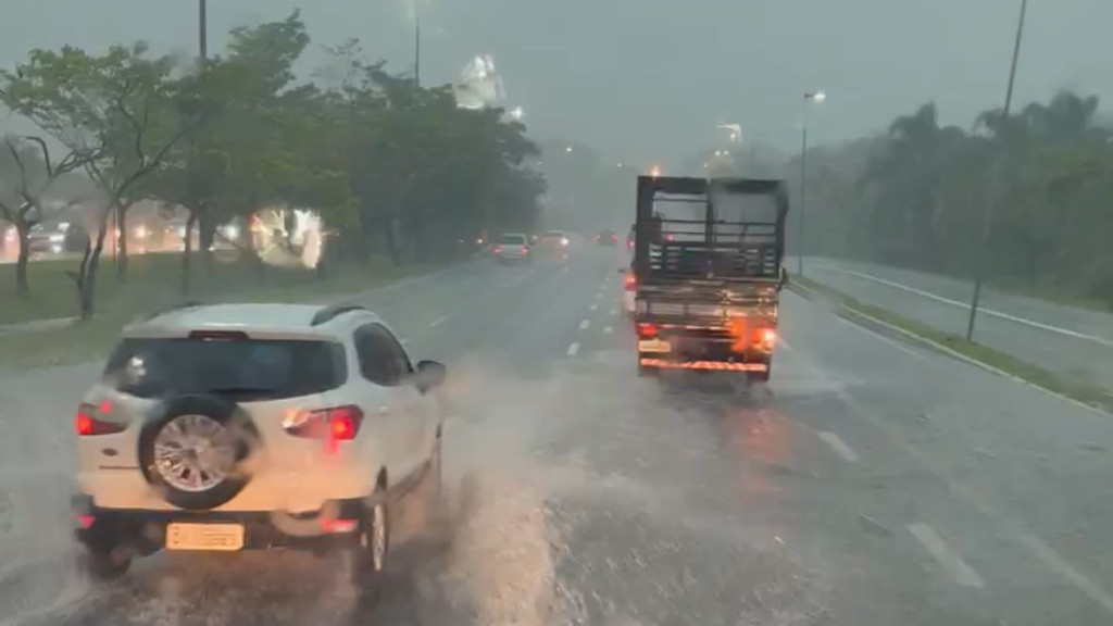 Fortes chuvas provocam caos em vias da Grande Florianópolis