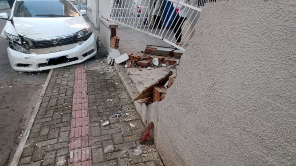 Motorista com sinais de embriaguez destrói muro de casa em Itapema e foge