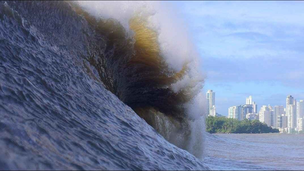 ALERTA: Ciclone extratropical provoca ondas gigantes no litoral de SC