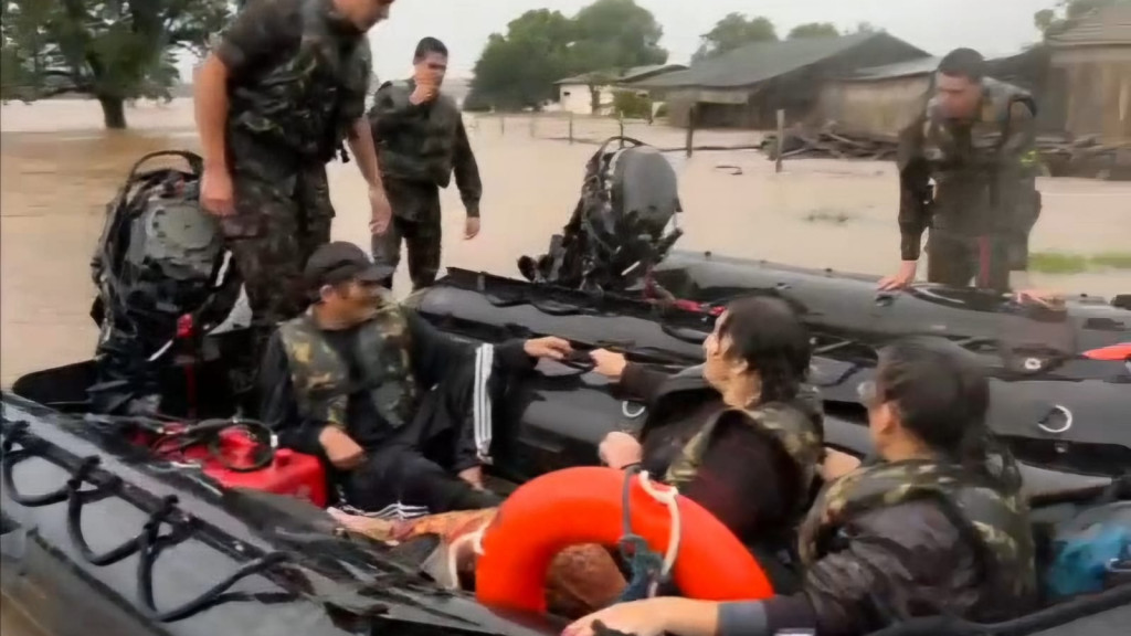 Exército resgata população atingida pelas chuvas no RS