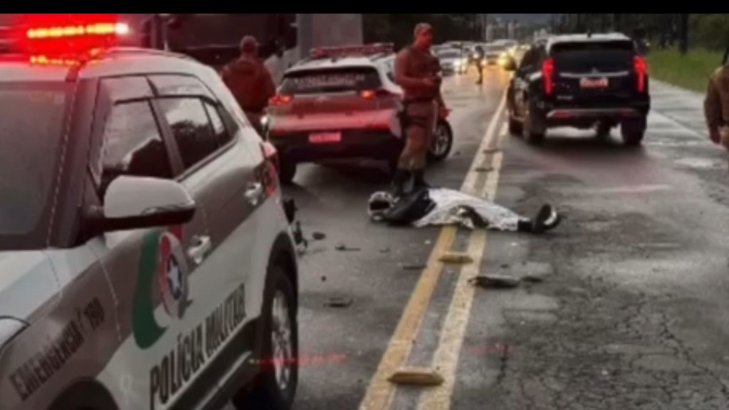 VÍDEO - Motociclista tem a frente cortada e morre após colisão