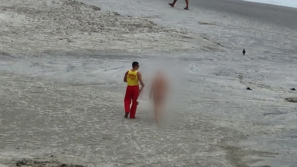 Idosa de 70 anos é flagrada peladona em praia de Balneário Camboriú