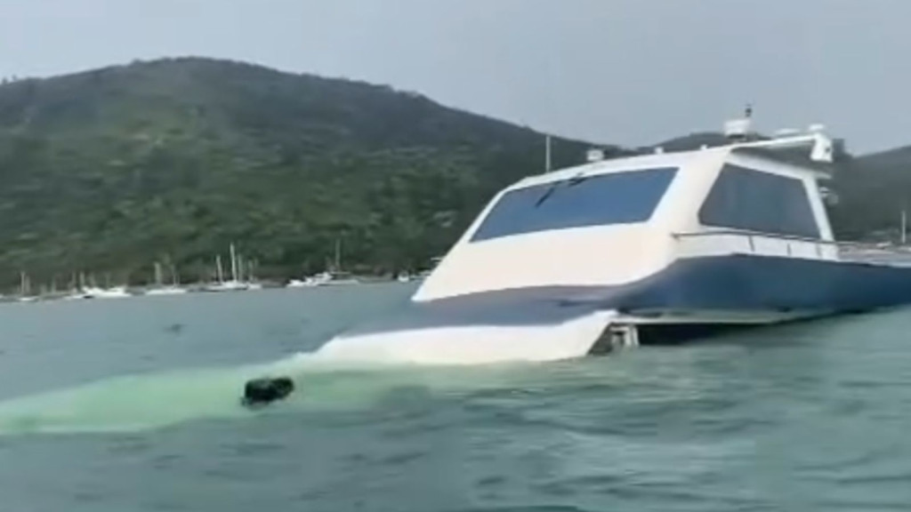 Lancha naufraga em mar de Porto Belo