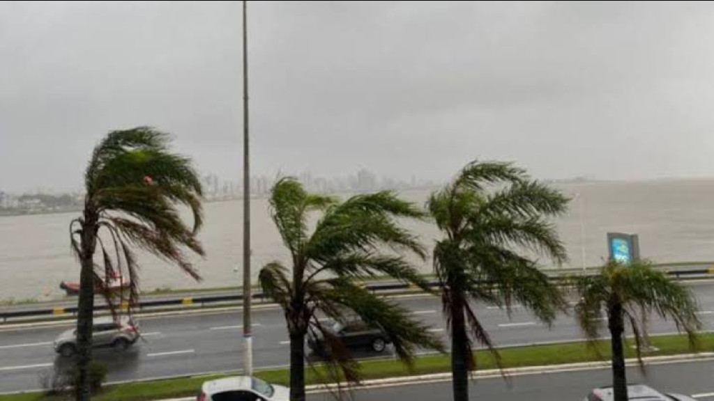 Baixa pressão traz temporais e pancadas de chuva em SC