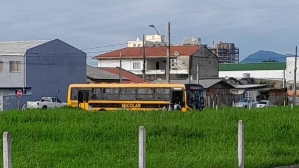 Mudança de horários em ônibus escolares de Itapema vira polêmica: "levem seus filhos a pé"