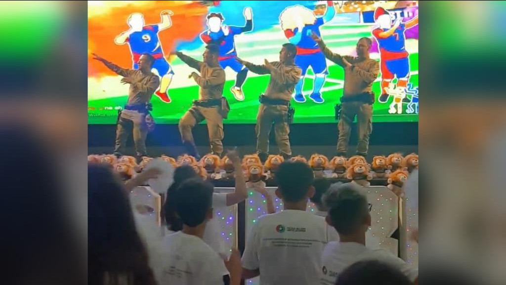 VÍDEO: Policiais de SC viralizam com dancinha em formatura do PROERD