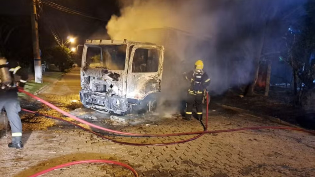 Caminhão de coleta de lixo é incendiado por criminosos em Florianópolis