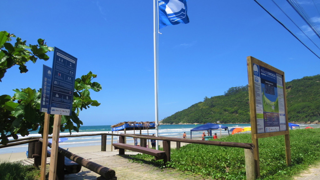 Praias de Bombinhas renovam Bandeira Azul