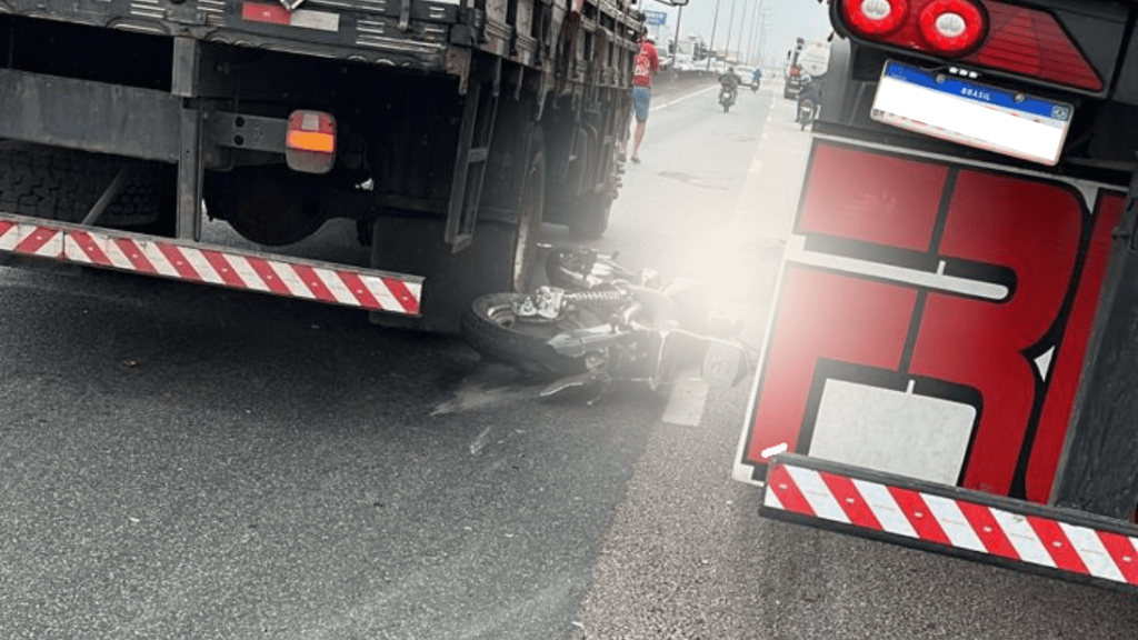 URGENTE: Motociclista morre esmagado em acidente de trânsito em Itajaí