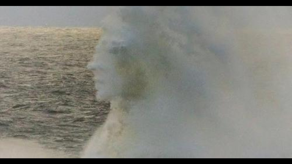 Fotógrafo captura 'rosto humano' em onda de mar durante ressaca