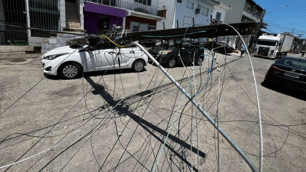 VÍDEO - Caminhão desgovernado deixa rastro de destruição em São José