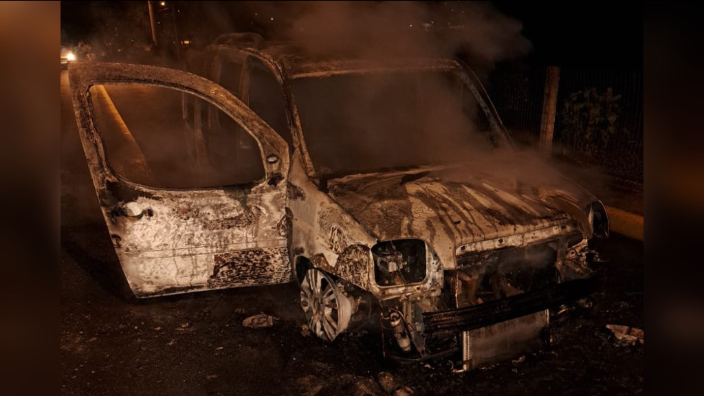 Incêndio destrói completamente carro em Itapema