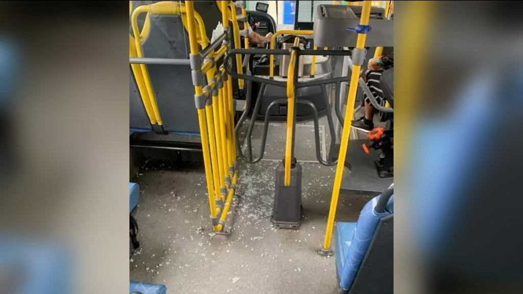 Morador de rua arremessa pedra e quebra vidro de ônibus, em Florianópolis