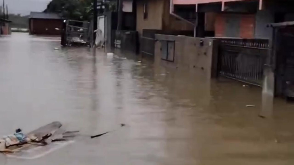 Chuvas provocam caos e deixa desabrigados na região da Grande Florianópolis