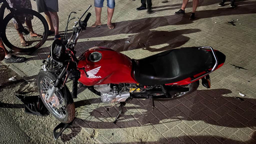 Câmera registra acidente fatal de jovem de 21 anos entre van e moto em Ilhota