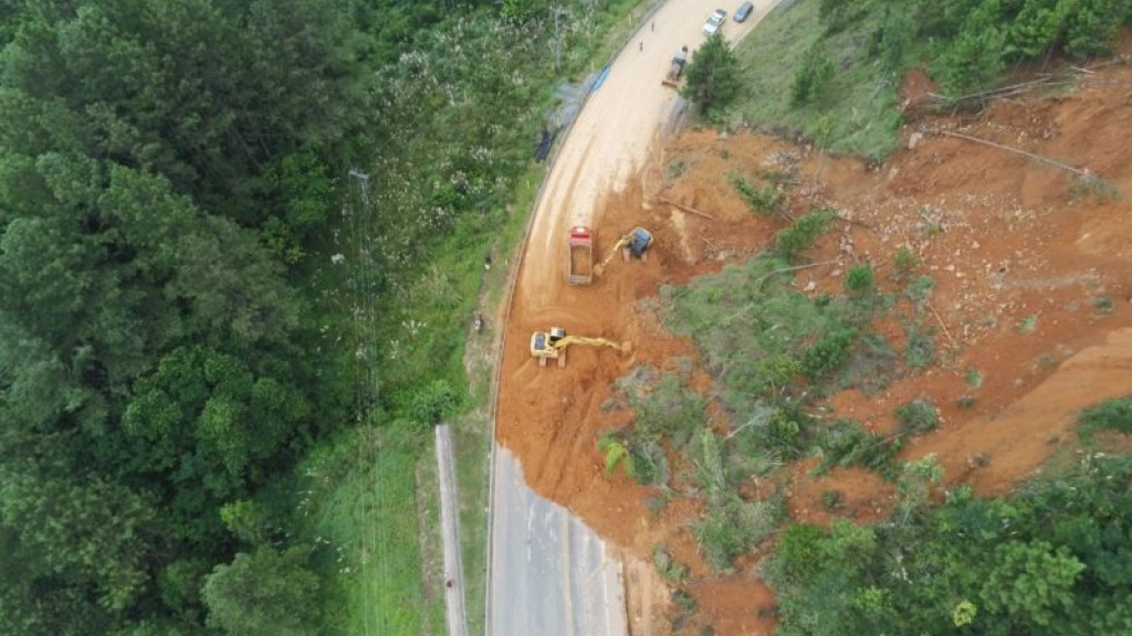 Serra de Corupá segue interditada após deslizamento de terra e nova queda de barreira na BR-280