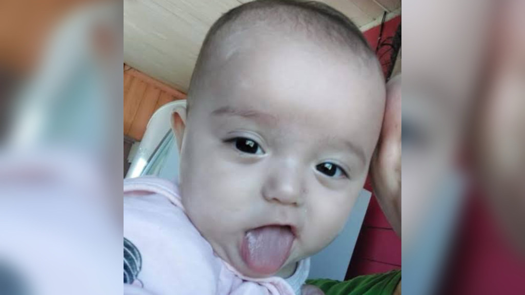 “Só quero a minha menina”: desabafa mãe de bebê de 6 meses que caiu na água em Canoas