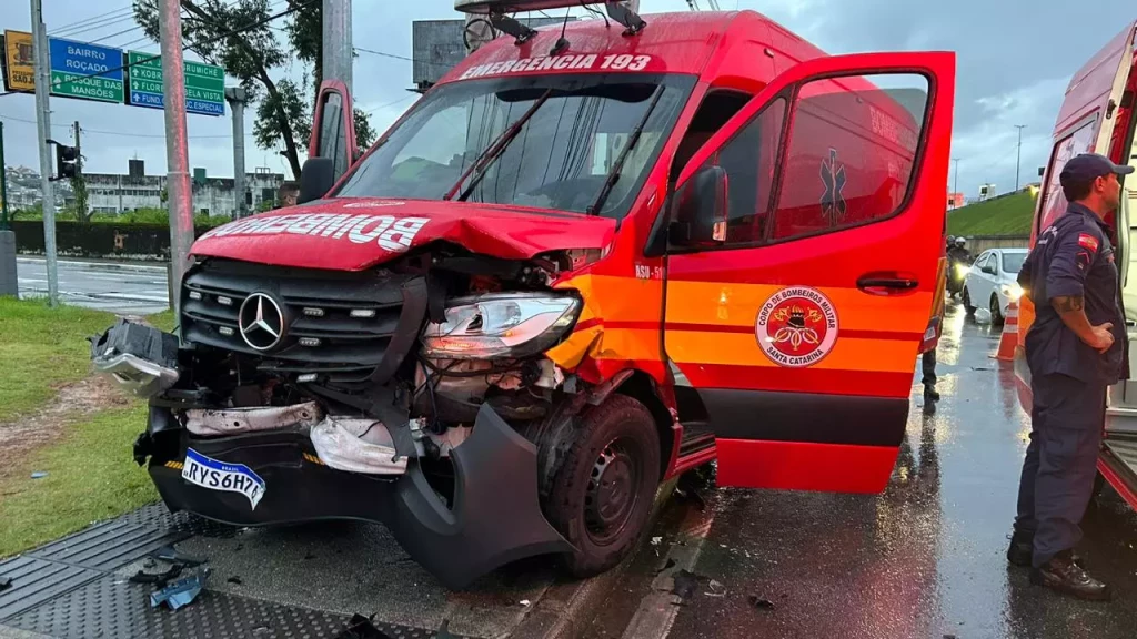 Ambulância se envolve em acidente no momento que levava paciente para hospital, em São José