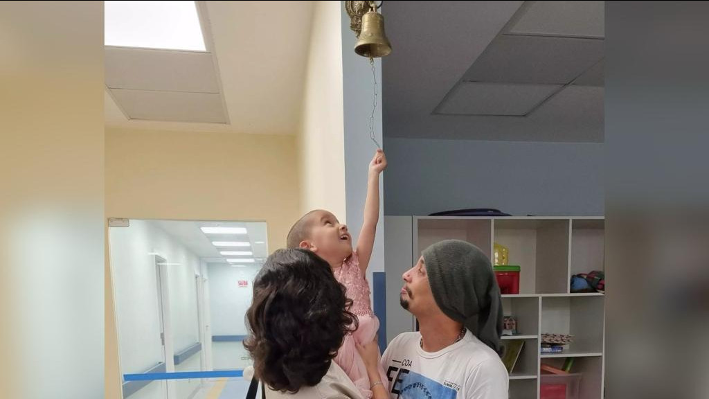 Menina de 4 anos toca 'sino da vitória' ao finalizar tratamento contra câncer