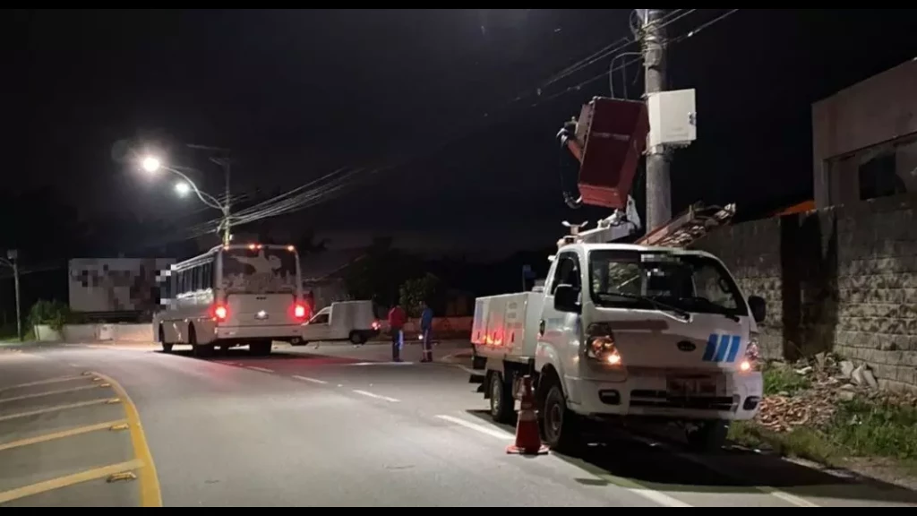 Colisão entre ônibus e caminhão de manutenção de rede elétrica deixa homem ferido