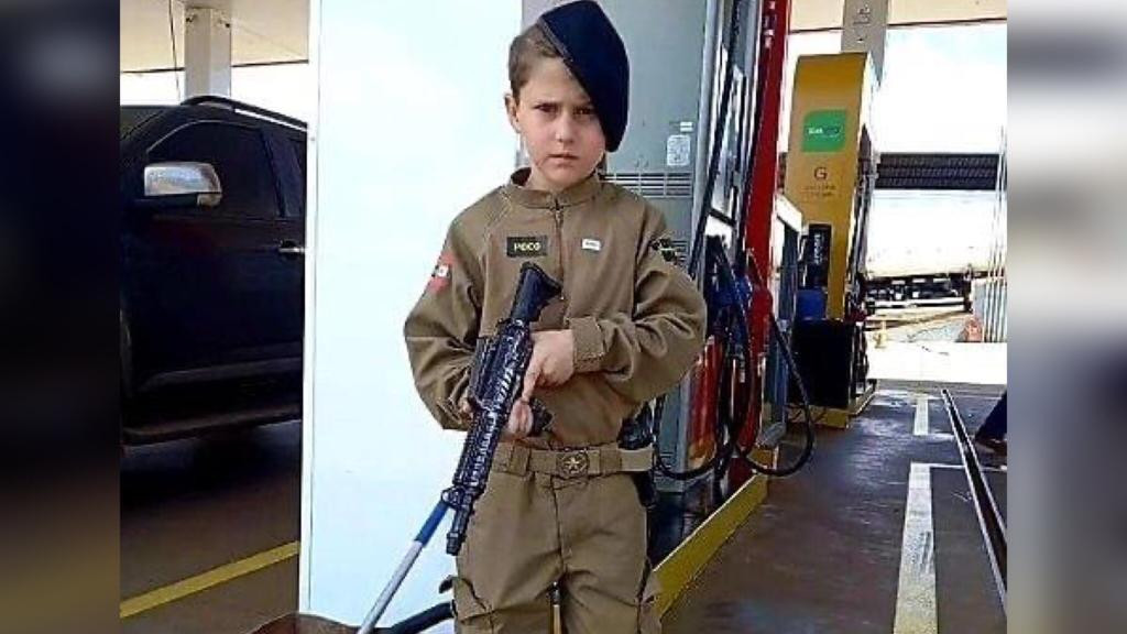 Menino de seis anos realiza sonho de se tornar um policial militar rodoviário em SC