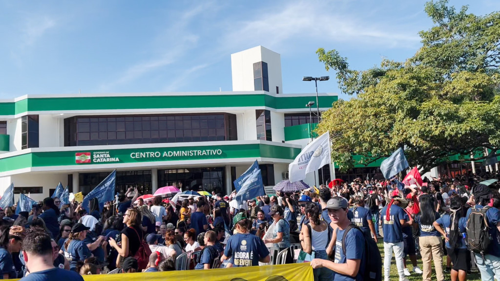 Sindicato leva 78 ônibus com professores para protesto em Florianópolis