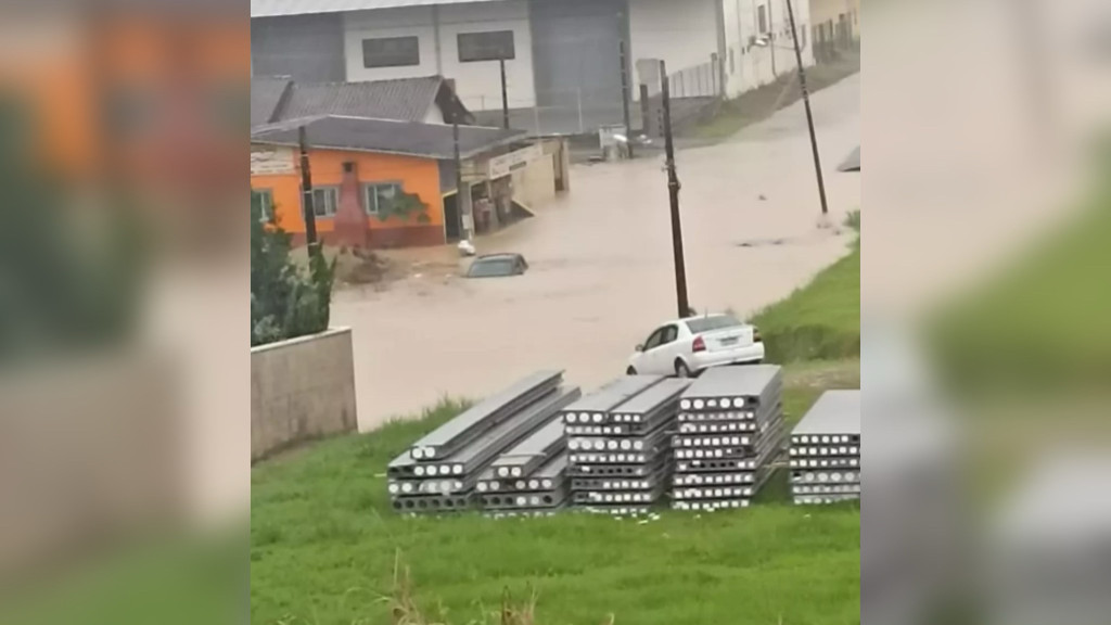 Chuva deixa ruas alagadas em Guaramirim e Jaraguá do Sul