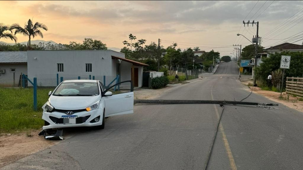 Motorista bate e derruba poste em São João Batista