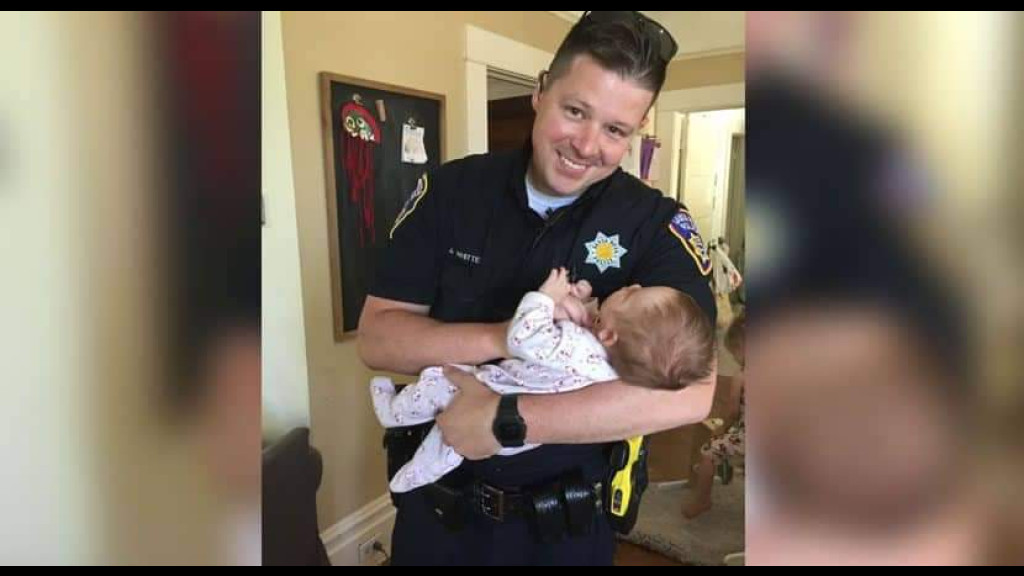 Policial adota bebê de moradora de rua após ajudá-la durante gravidez