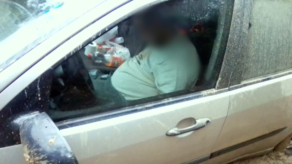 Homem é encontrado peladão dentro de carro com R$ 300 mil reais, em Camboriú