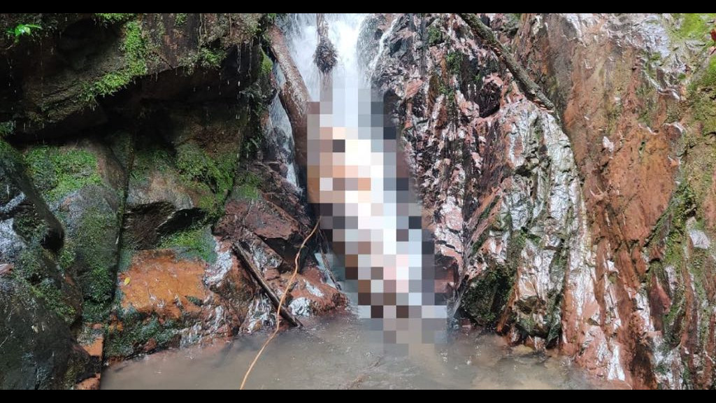 Corpo de motociclista é encontrado pendurado pelos pés em cachoeira após acidente