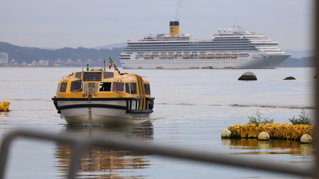 Navios de grande porte trazem turistas e movimentam a economia de Balneário Camboriú