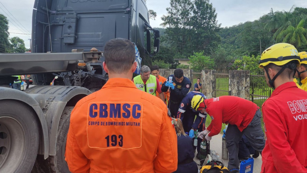 URGENTE: Criança de 12 anos morre atropelada por caminhão, em Itajaí