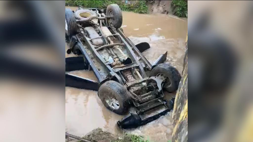 Motorista morre após cair com caminhonete dentro de rio
