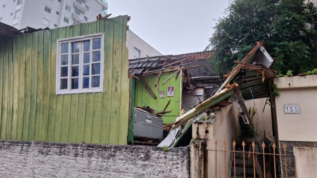 Casa de idoso desaba durante tempestade em Florianópolis