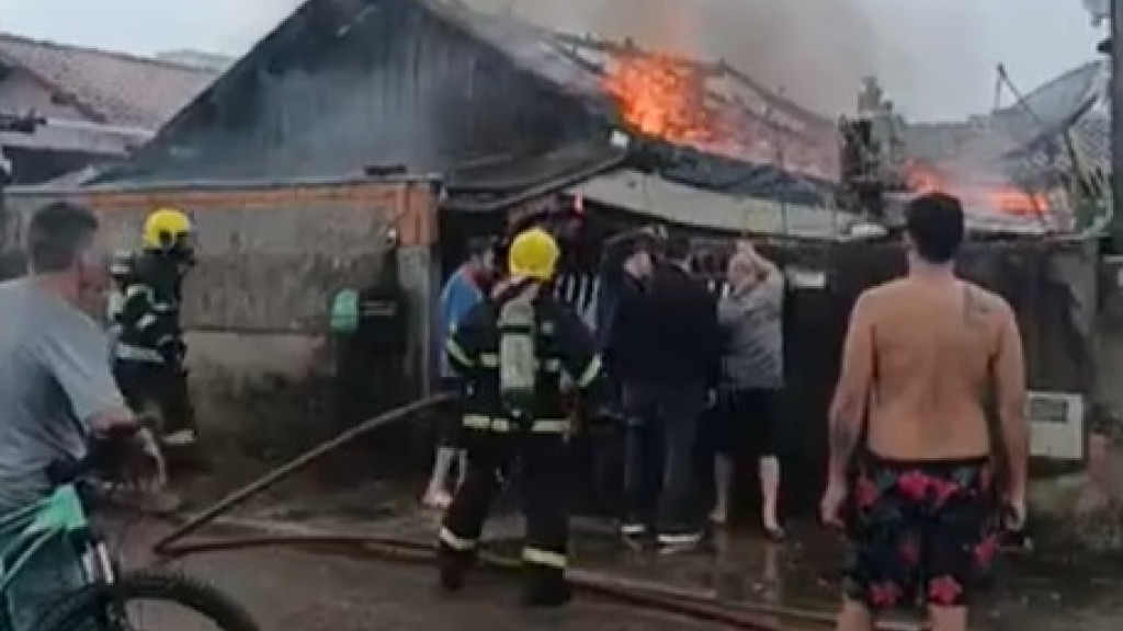 URGENTE: Casa é tomada pelas chamas em São João Batista